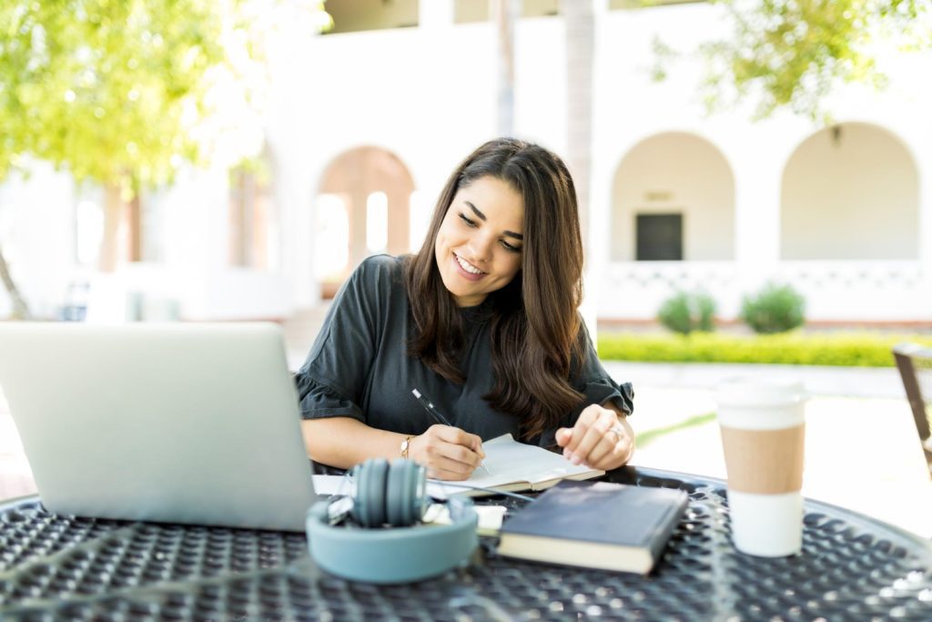 ¿No sabes cómo hacer un buen currículum online? ¡Te damos las claves!